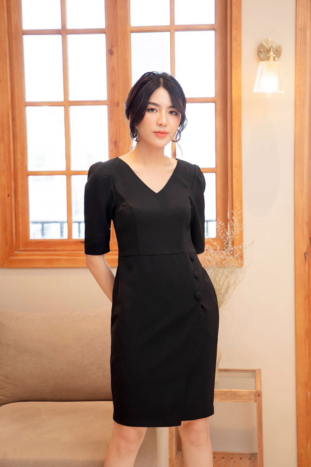 Đầm đen ôm body cổ V 