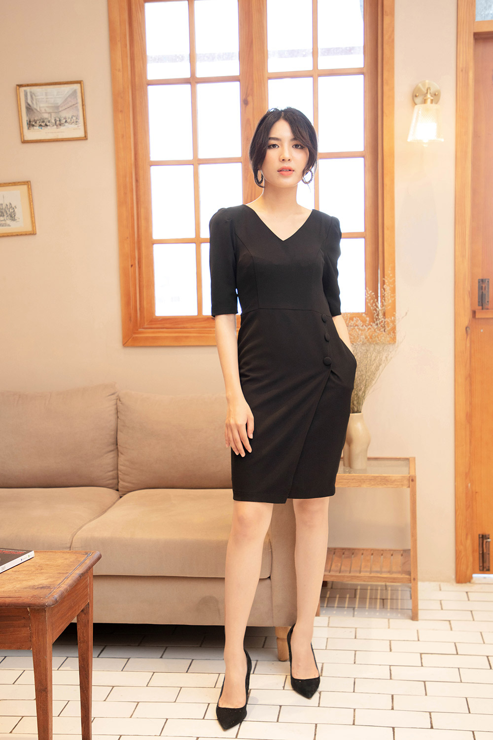 Đầm đen ôm body cổ V 