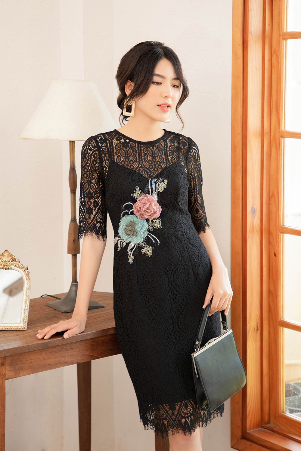 Đầm ren đen đính hoa 