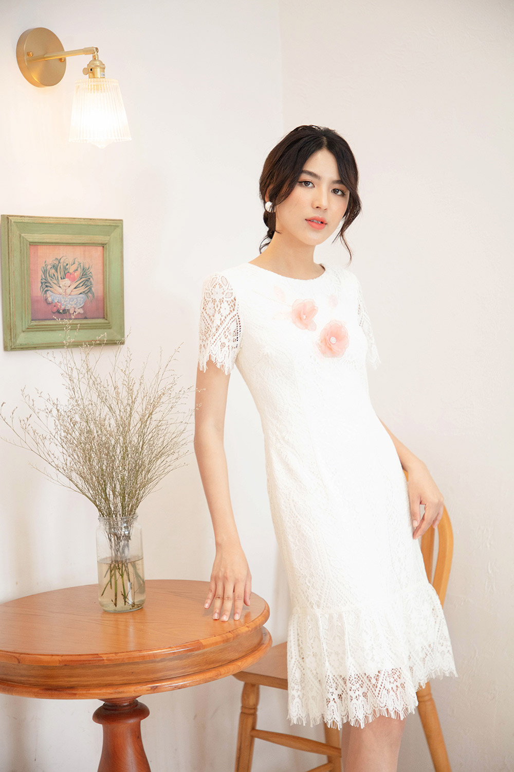 Đầm ren trắng đuôi cá đính hoa 