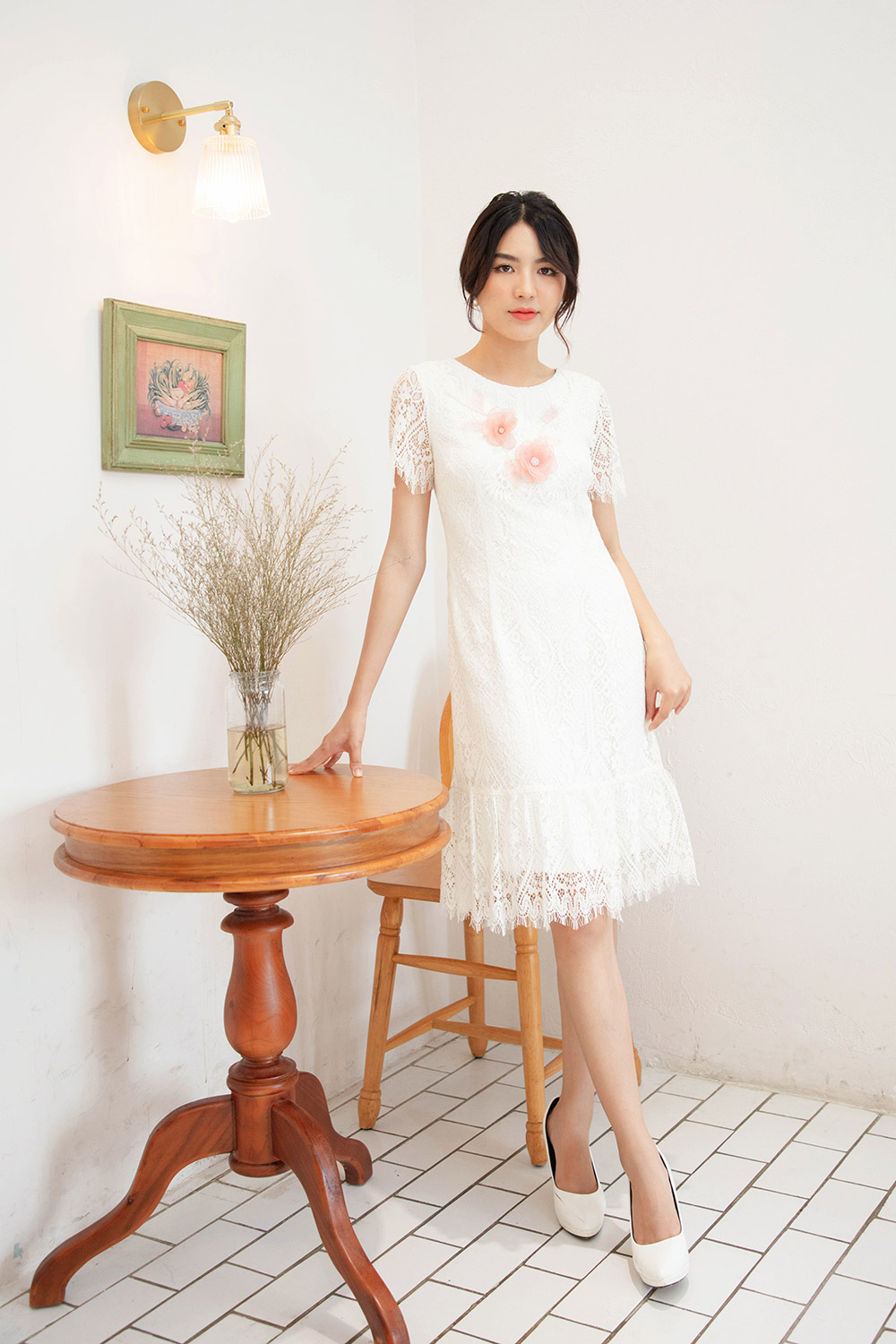 Đầm ren trắng đuôi cá đính hoa 