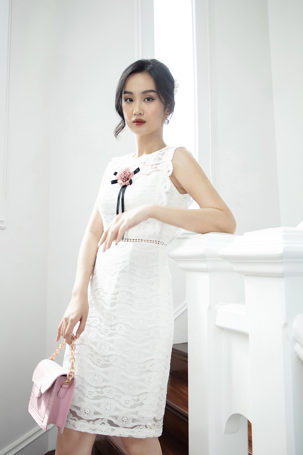 Đầm ren trắng sát nách đính hoa KK101-01