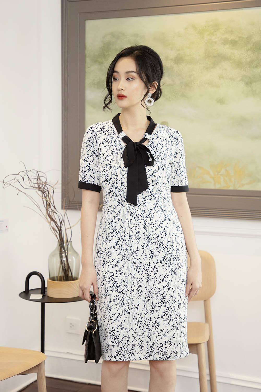 Đầm suông hoa viền đen cổ thắt nơ KK100-14