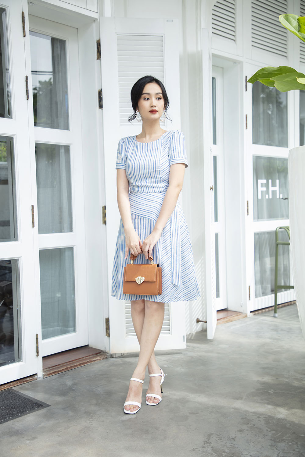 Đầm xòe họa tiết kẻ nhấn eo 