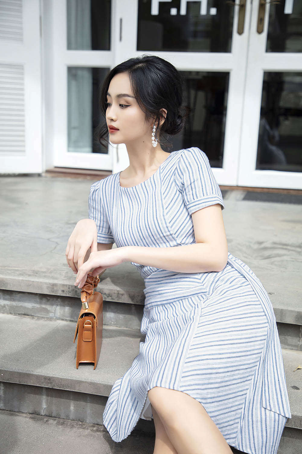 Đầm xòe họa tiết kẻ nhấn eo 