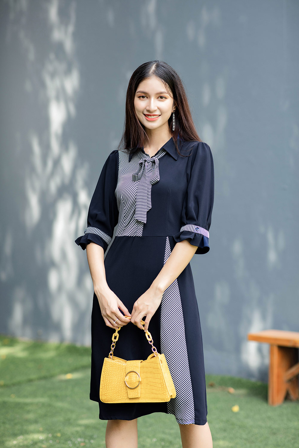 Đầm sơ mi xòe phối kẻ sọc cổ thắt nơ 