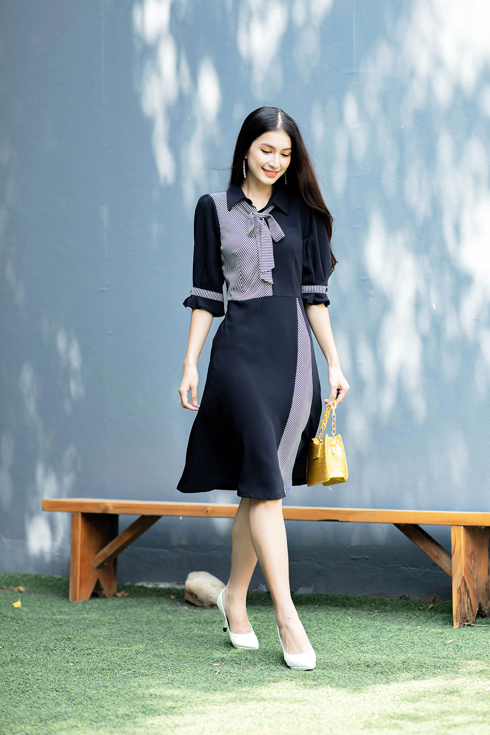 Đầm sơ mi xòe phối kẻ sọc cổ thắt nơ 