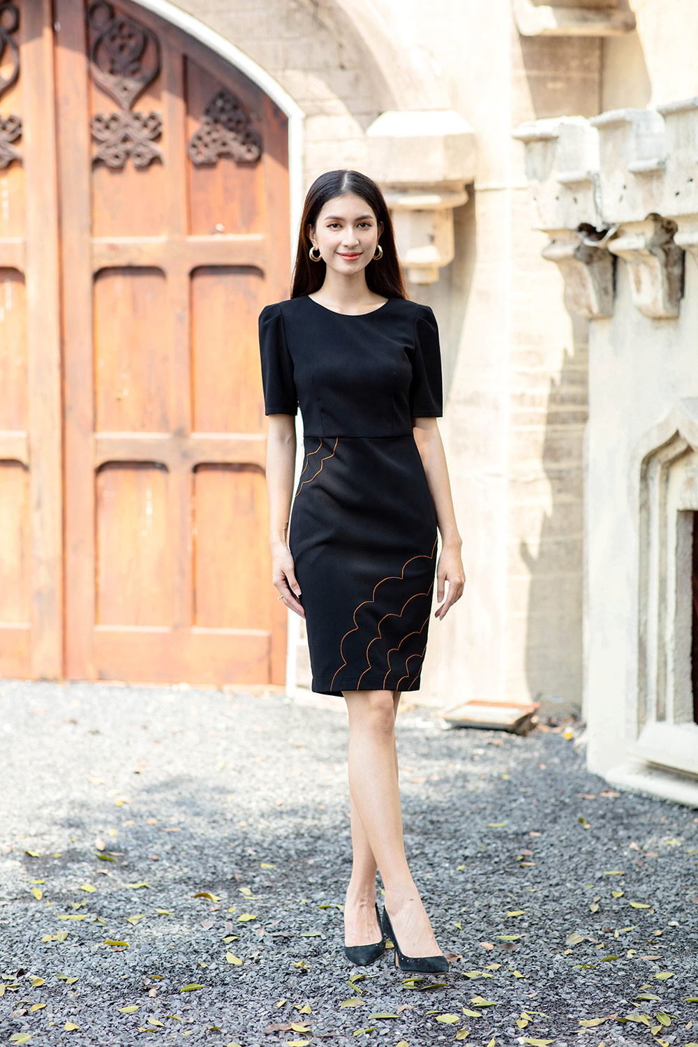 Đầm đen form ôm body tay lỡ 