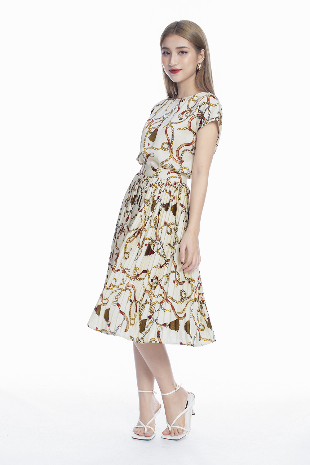 Chân váy họa tiết xếp ly 