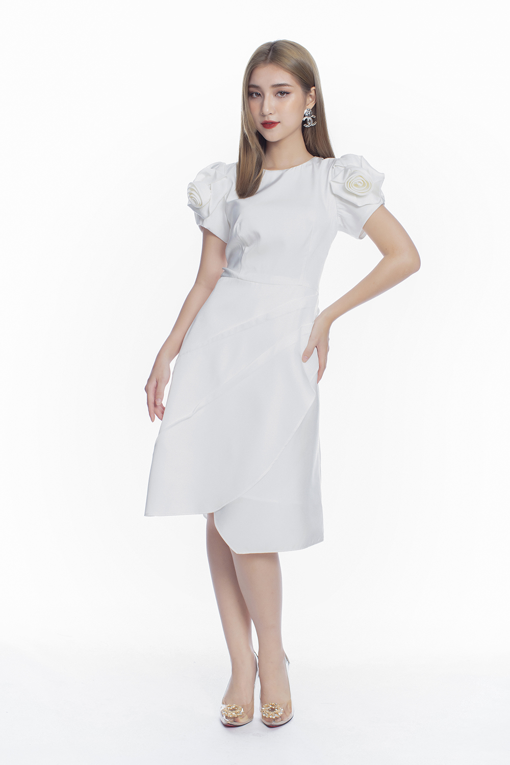 Đầm trắng tùng váy xòe đắp chéo tay đính hoa 