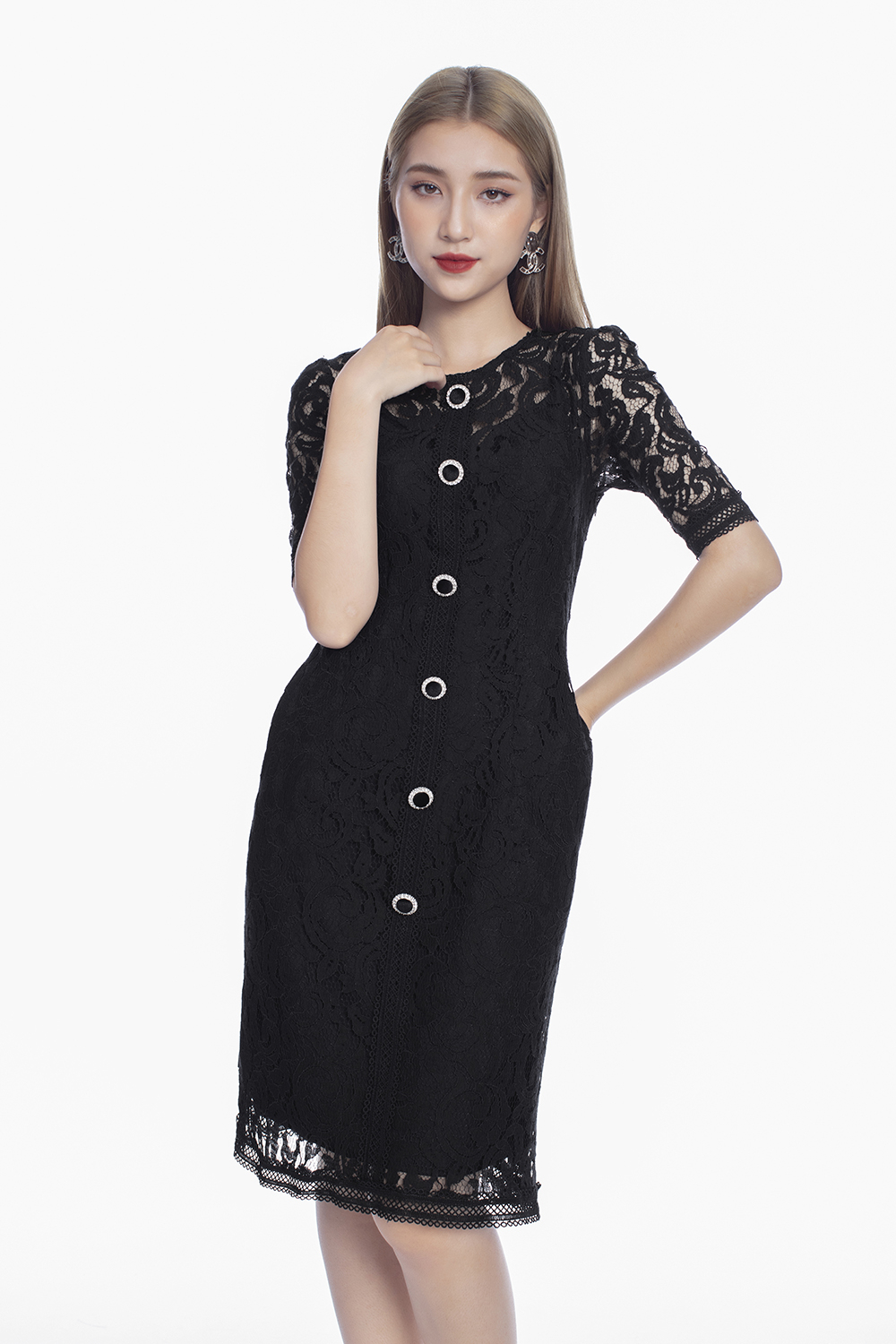 Đầm ren đen đính cúc tay lỡ 