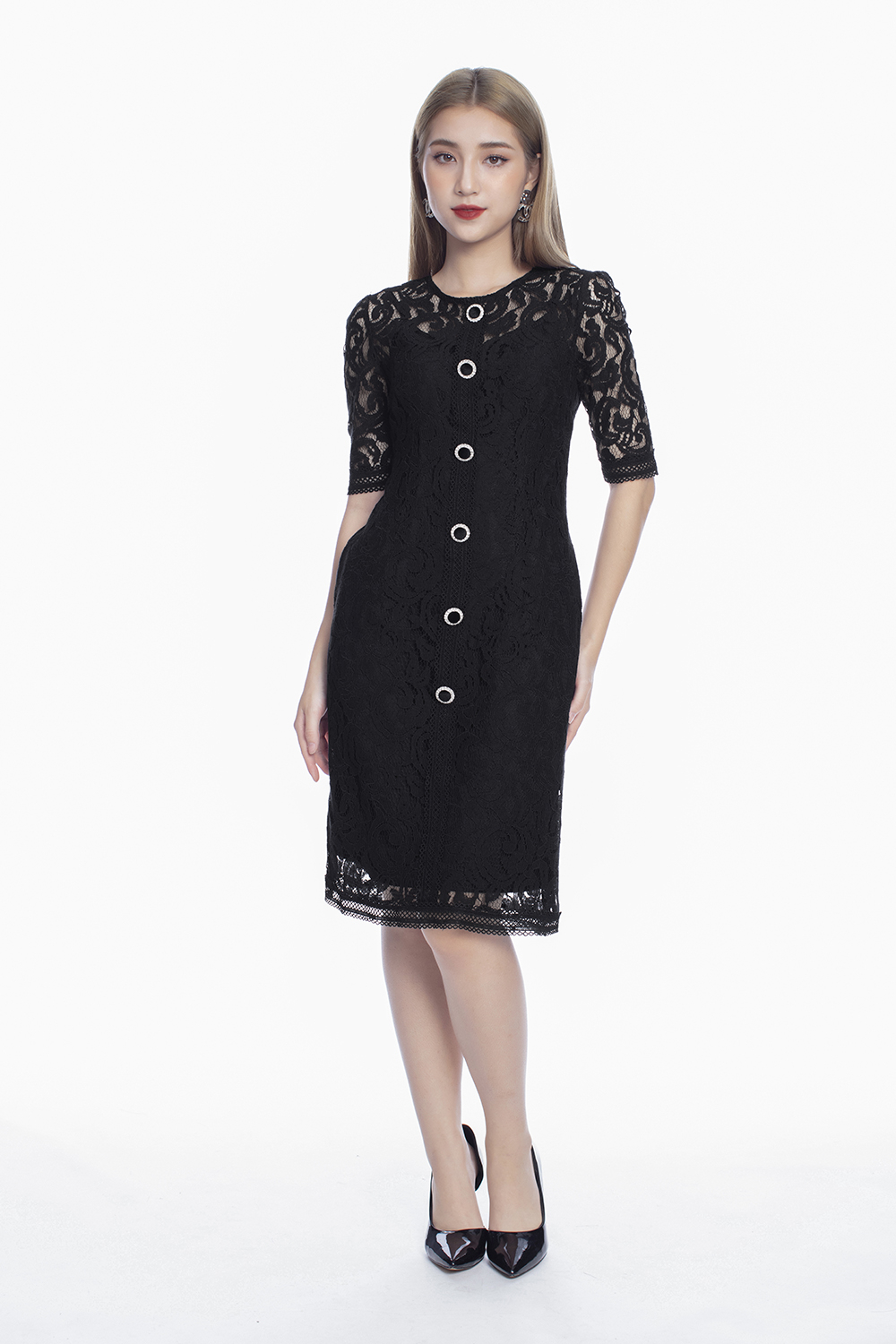 Đầm ren đen đính cúc tay lỡ 