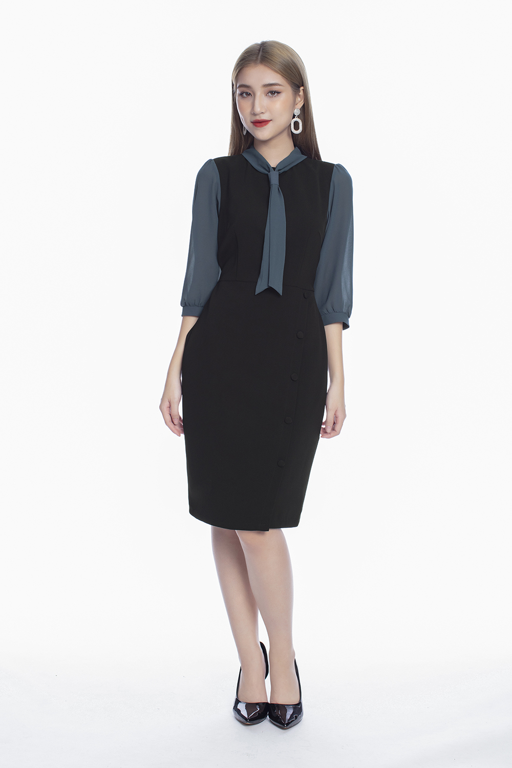 Đầm đen tay lỡ phối màu cổ thắt nơ 