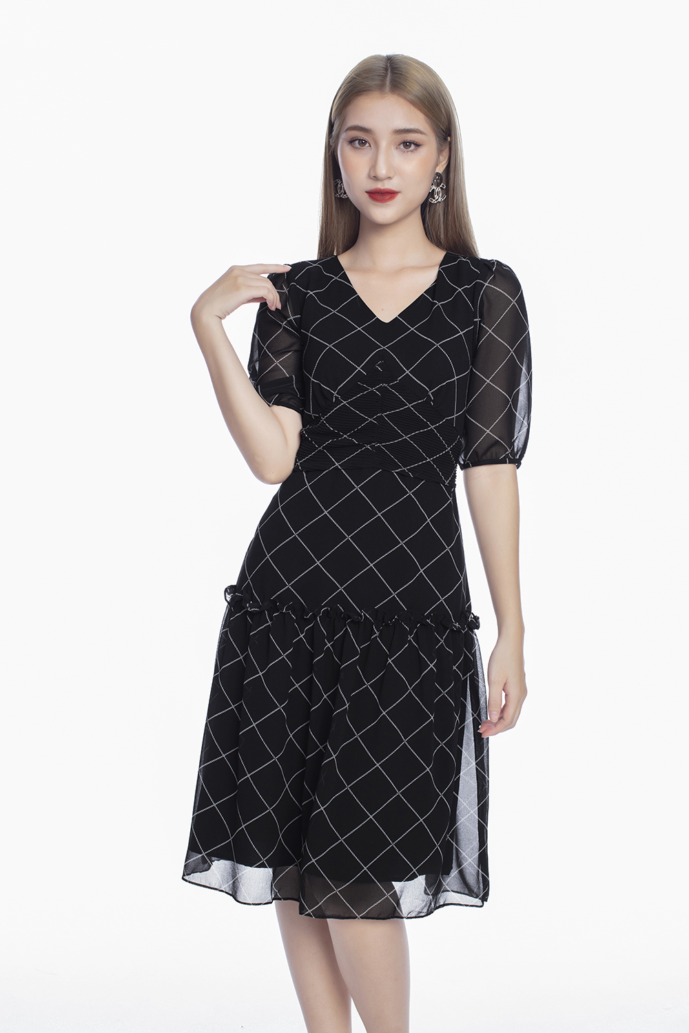 Đầm voan họa tiết caro cổ V 