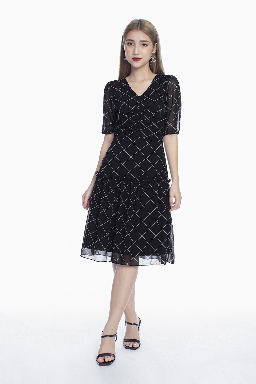 Đầm voan họa tiết caro cổ V 