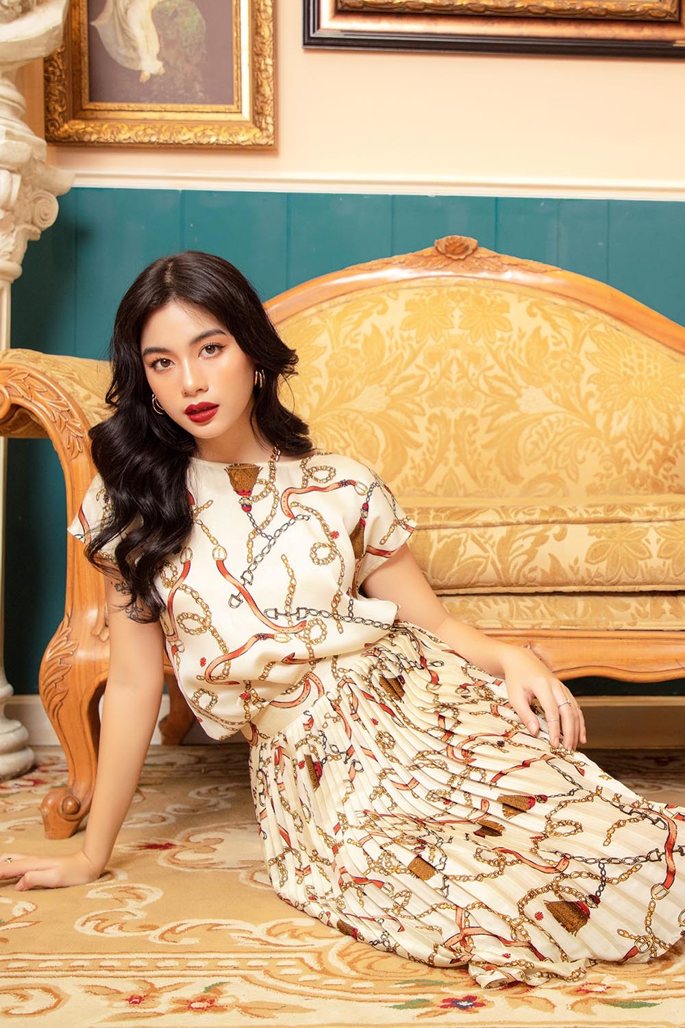 Chân váy họa tiết xếp ly 