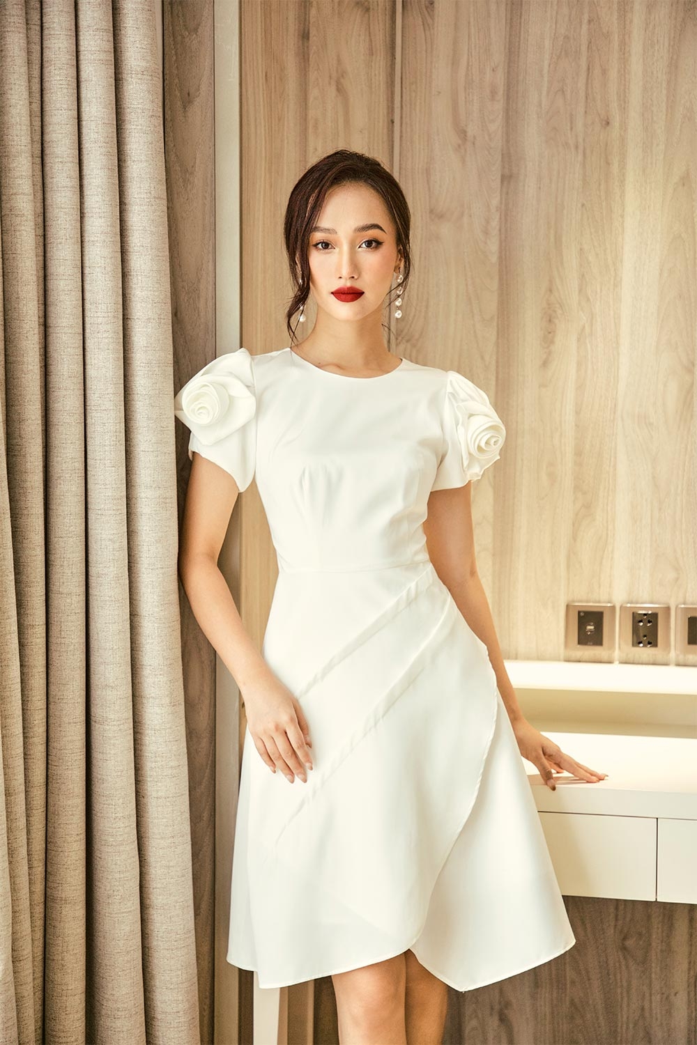 Đầm trắng tùng váy xòe đắp chéo tay đính hoa 