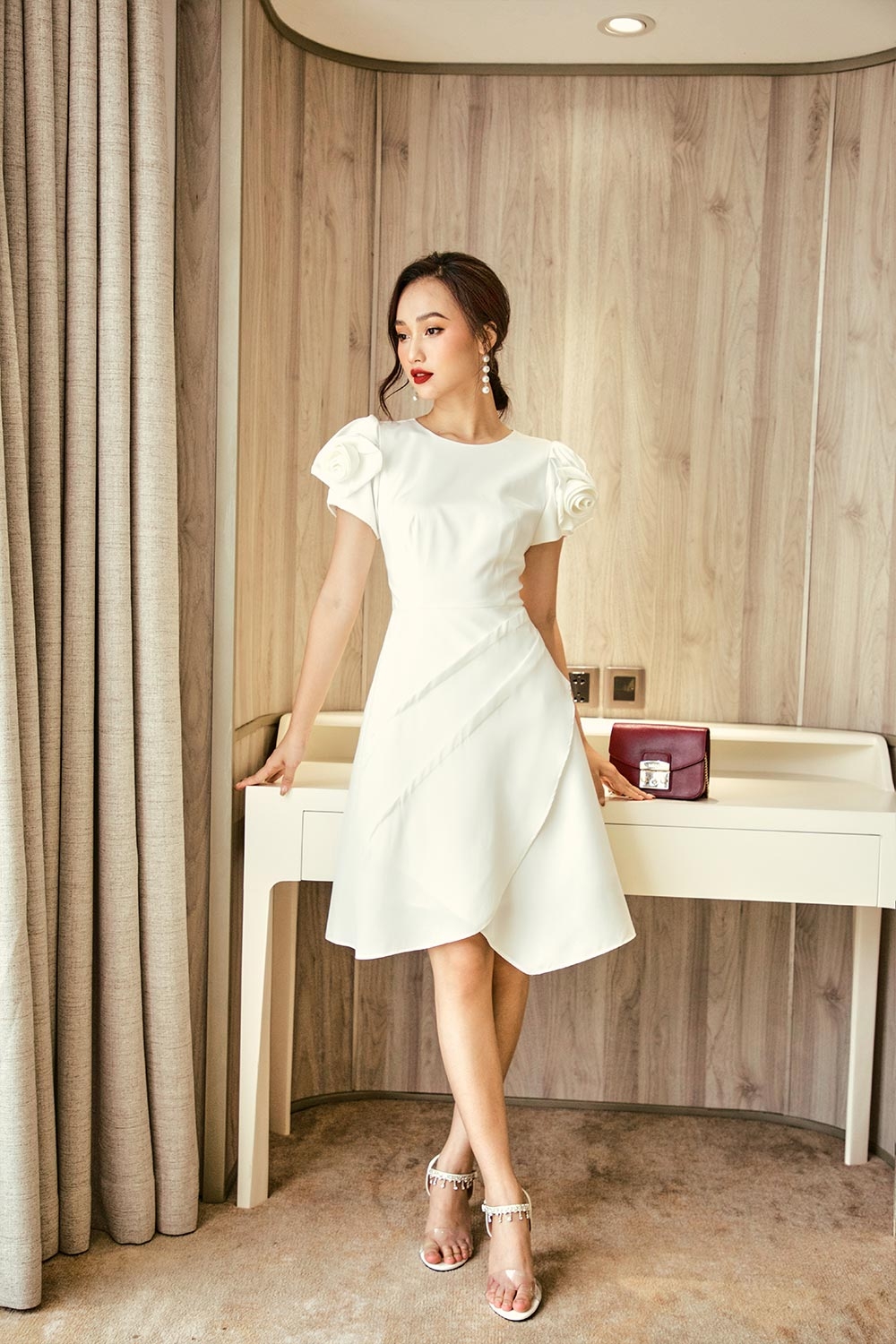 Đầm trắng tùng váy xòe đắp chéo tay đính hoa 