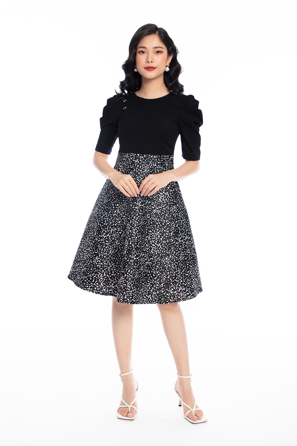 Đầm xòe tay phồng cổ tròn 