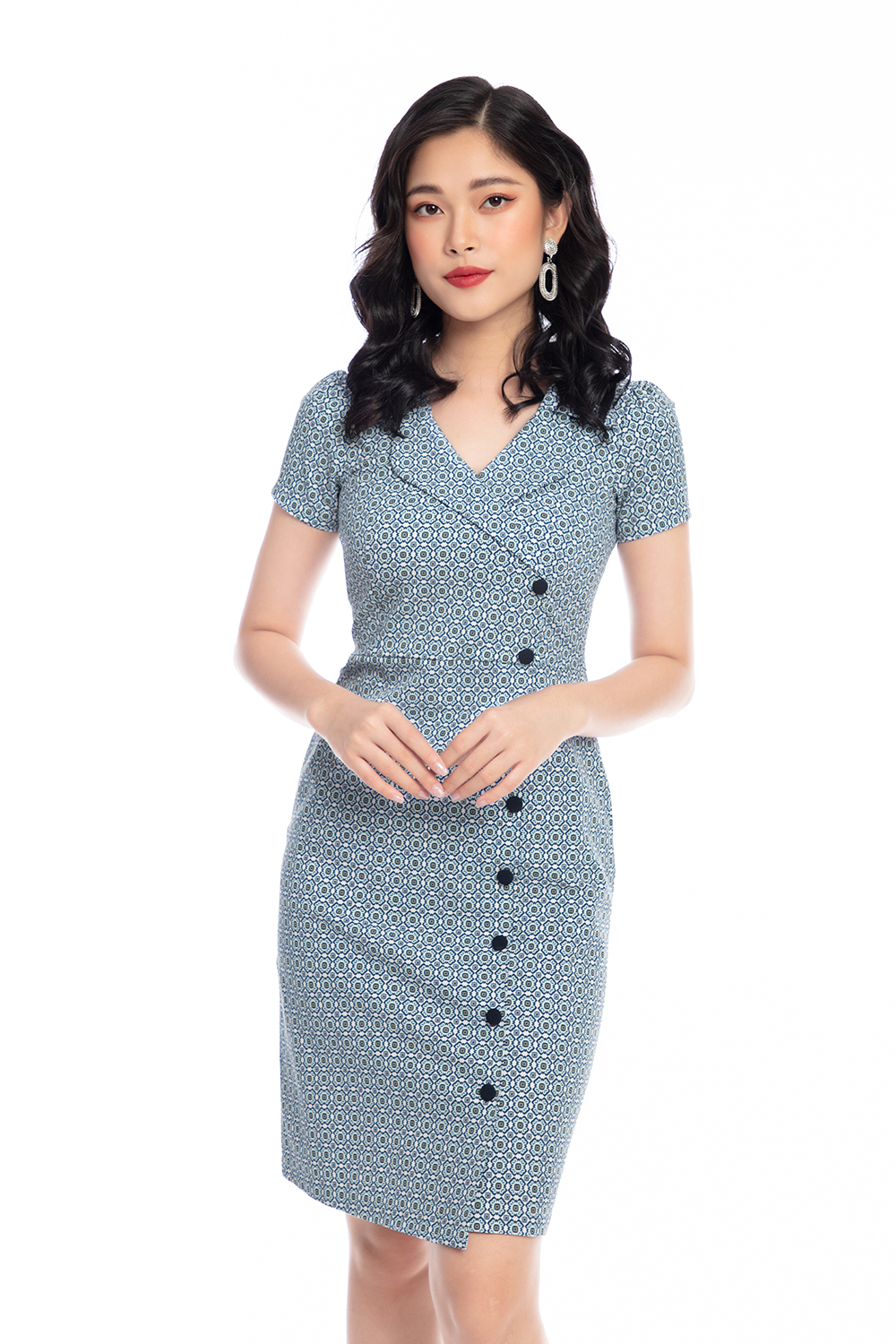 Đầm ôm body đính nút cổ đan tông 