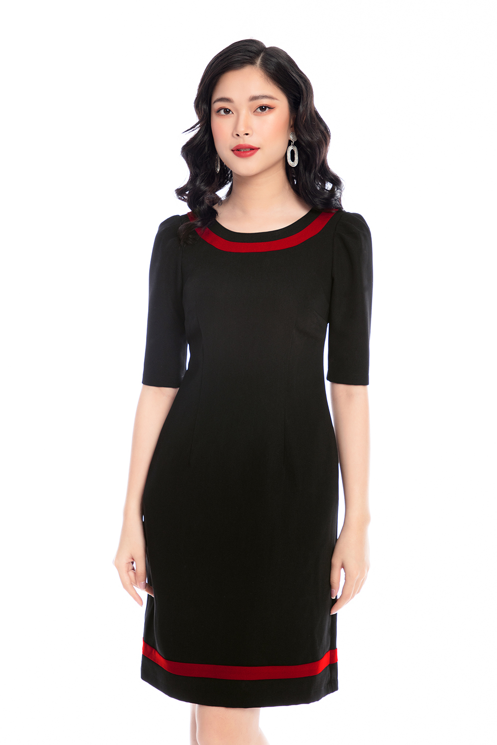 Đầm đen viền đỏ form chữ A 