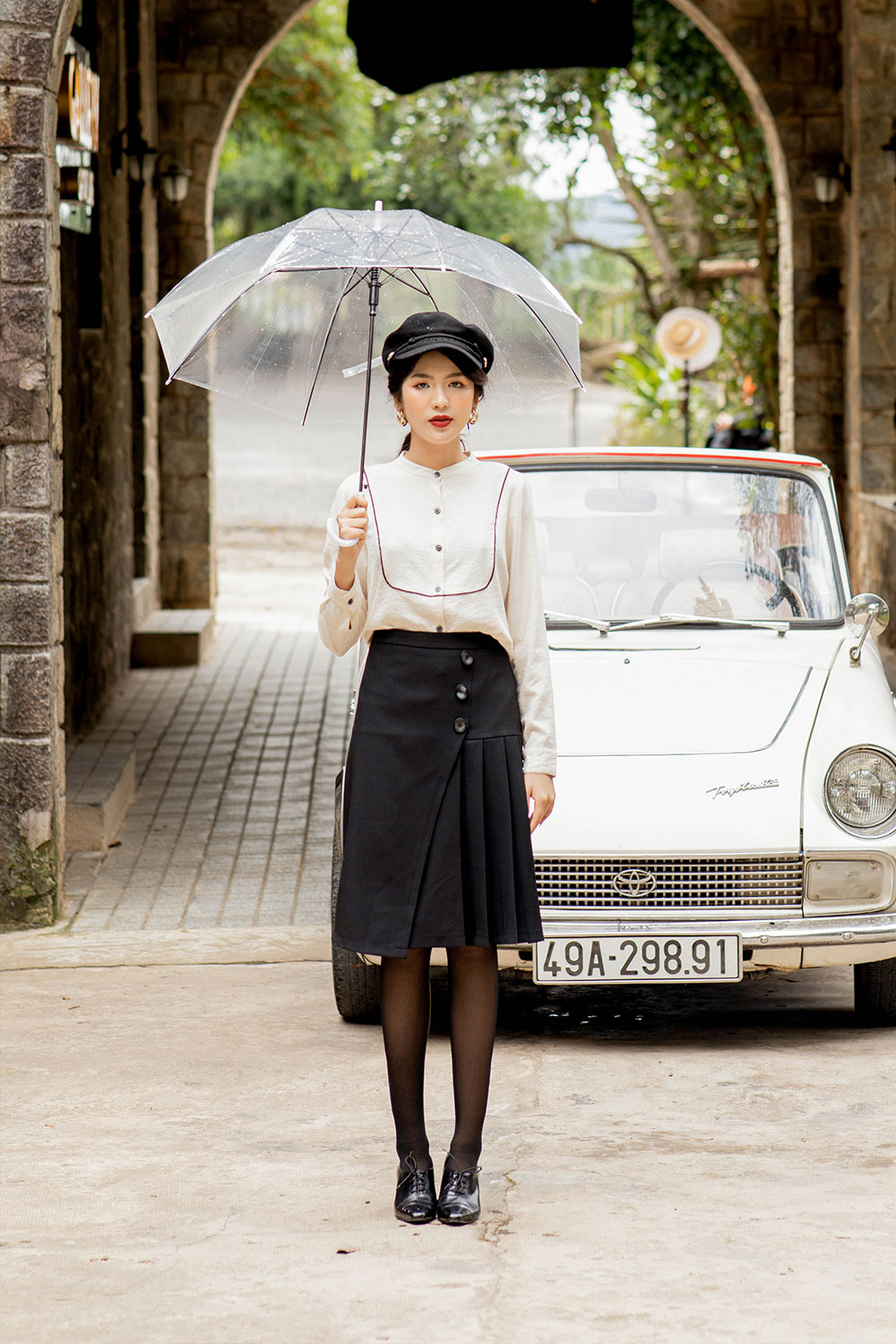 Chân váy chữ A xếp ly tà xéo đính nút 