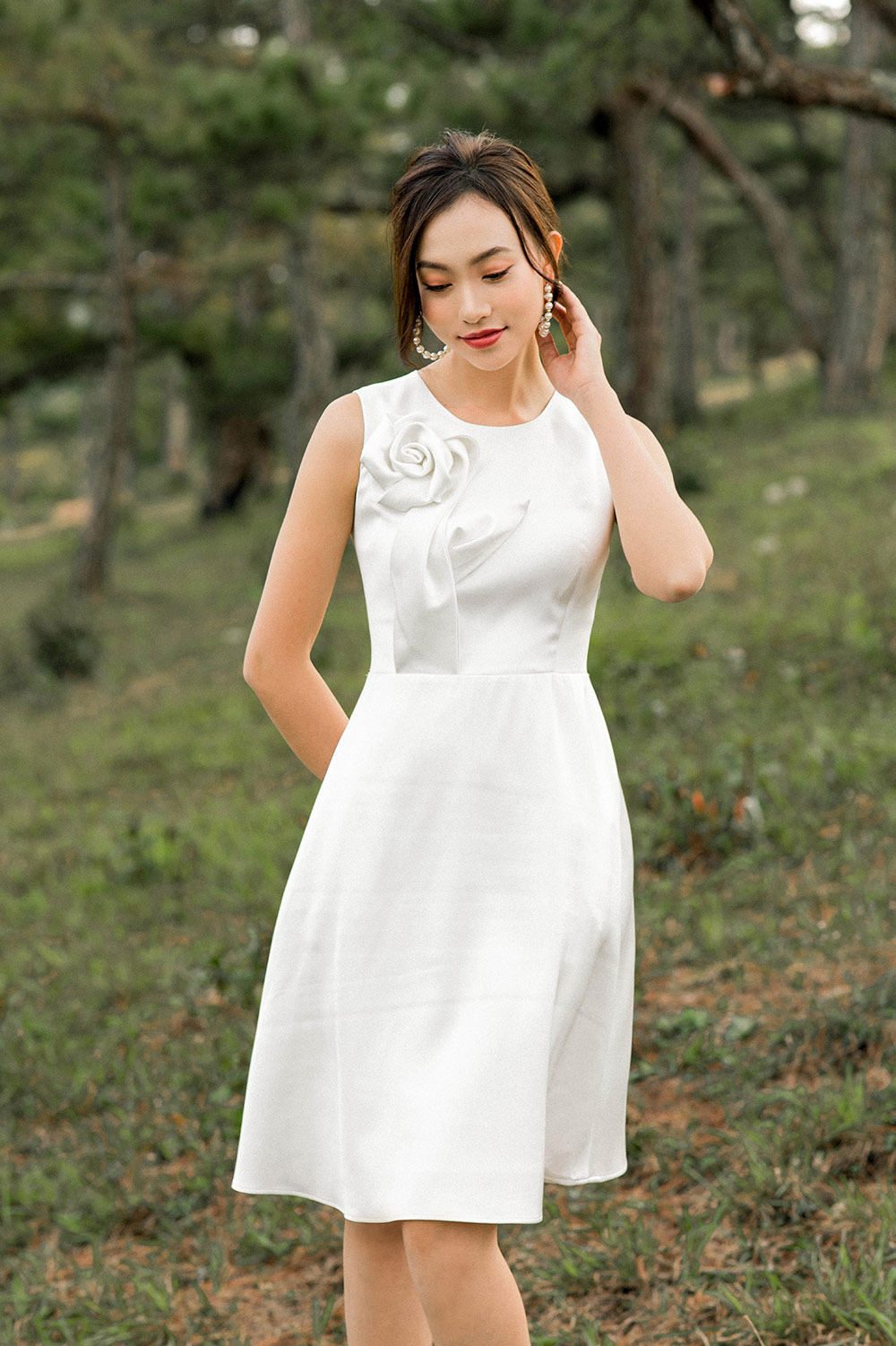 Đầm trắng xòe dự tiệc phối hoa 