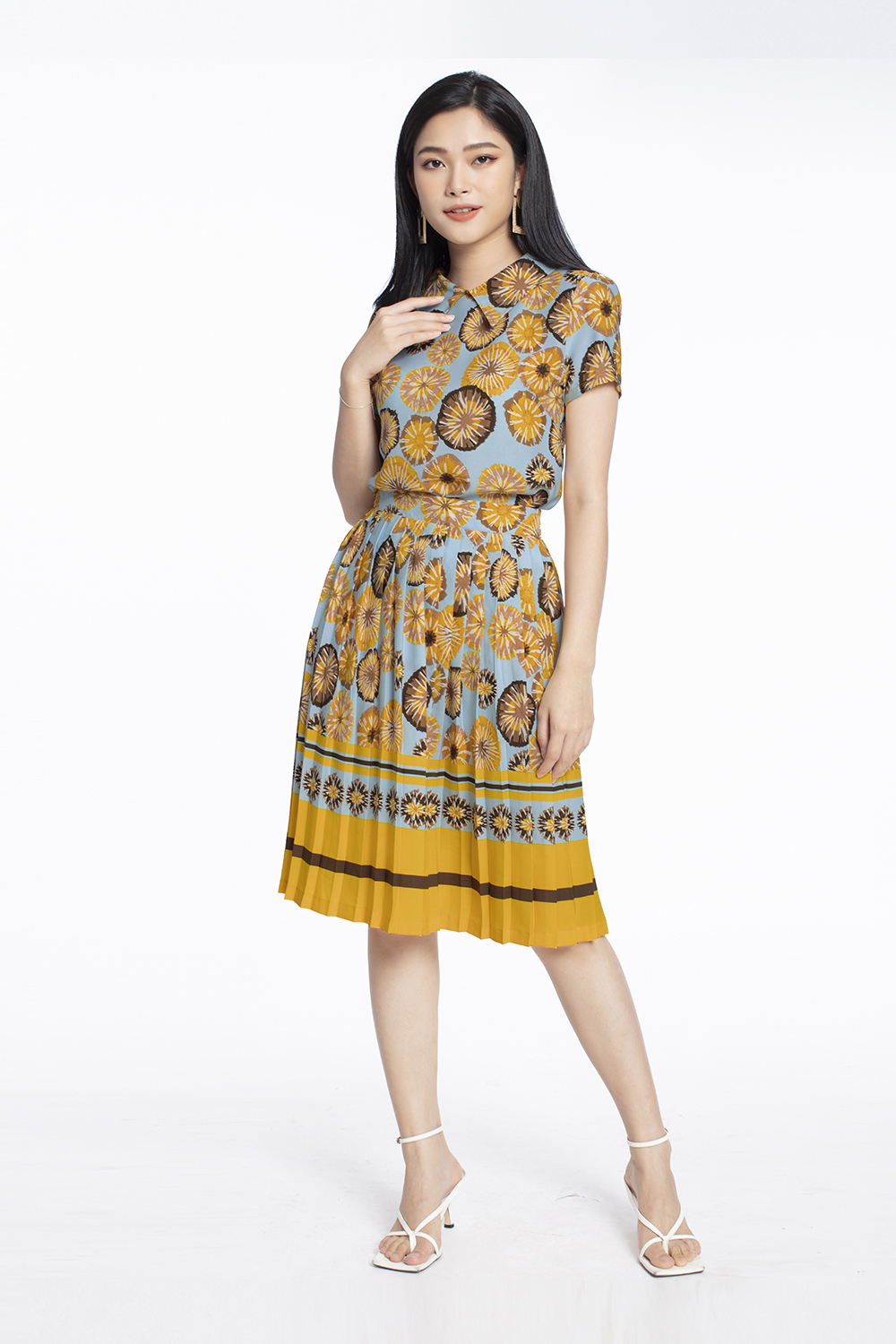 Áo kiểu cổ sen họa tiết tươi sáng 