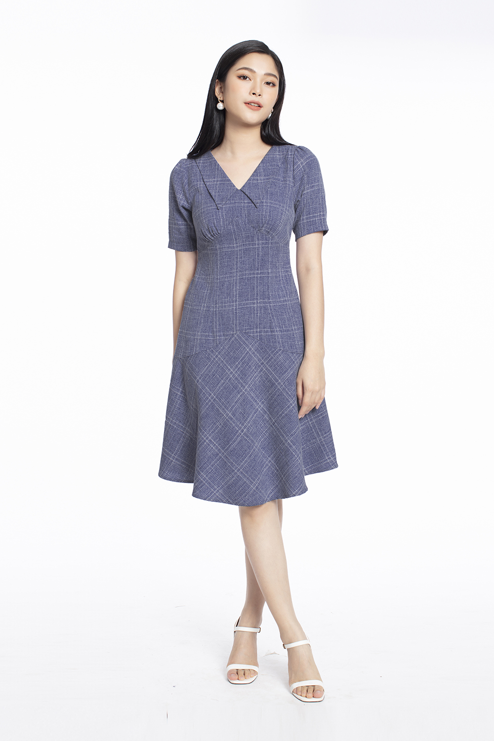 Đầm cổ sen cách điệu dáng xòe 