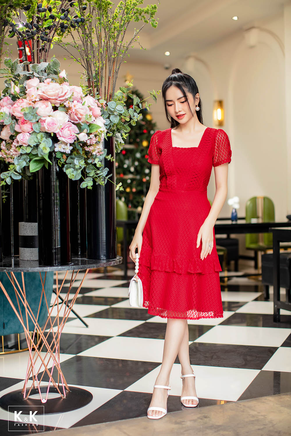 Váy xòe cổ V họa tiết hoa đỏ phối màu đen chủ đạo | Váy Đầm