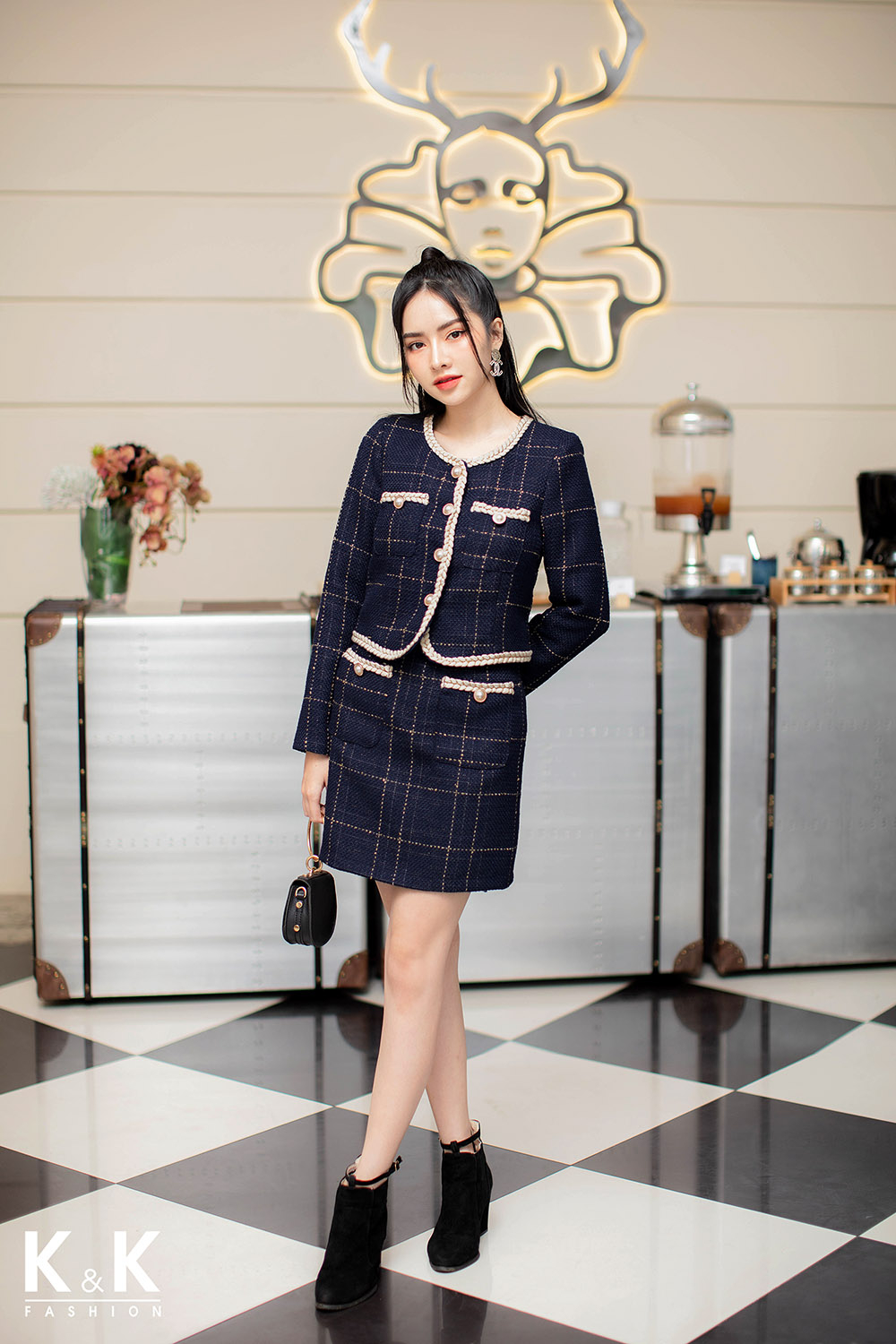 Áo khoác lửng đính nút tay dài 