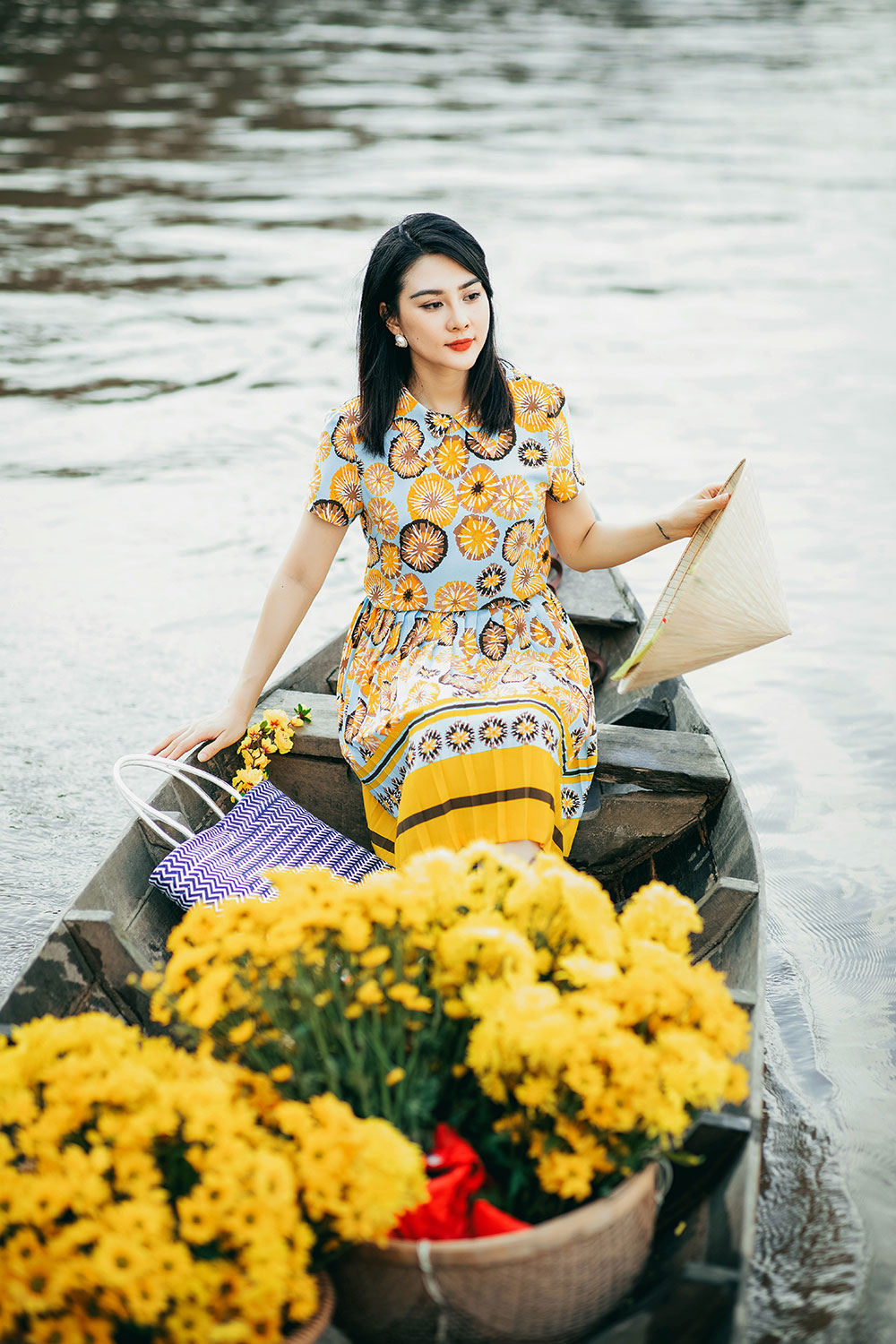 Áo kiểu cổ sen họa tiết tươi sáng 