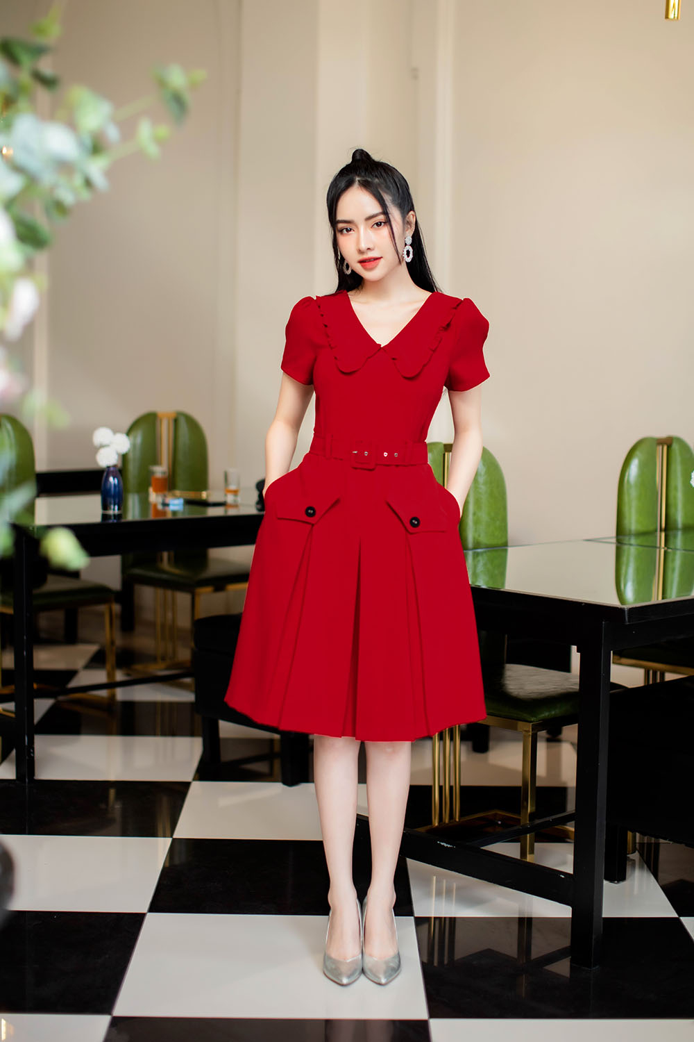 Đầm chữ A xếp ly cổ sen kèm thắt lưng 