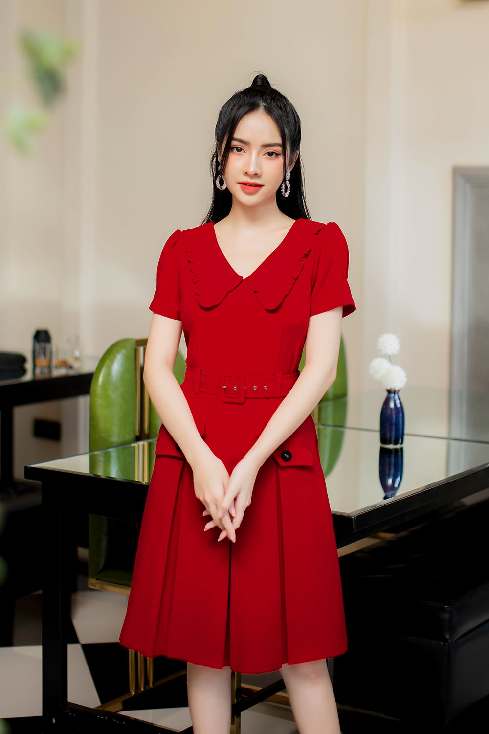 Đầm chữ A xếp ly cổ sen kèm thắt lưng 