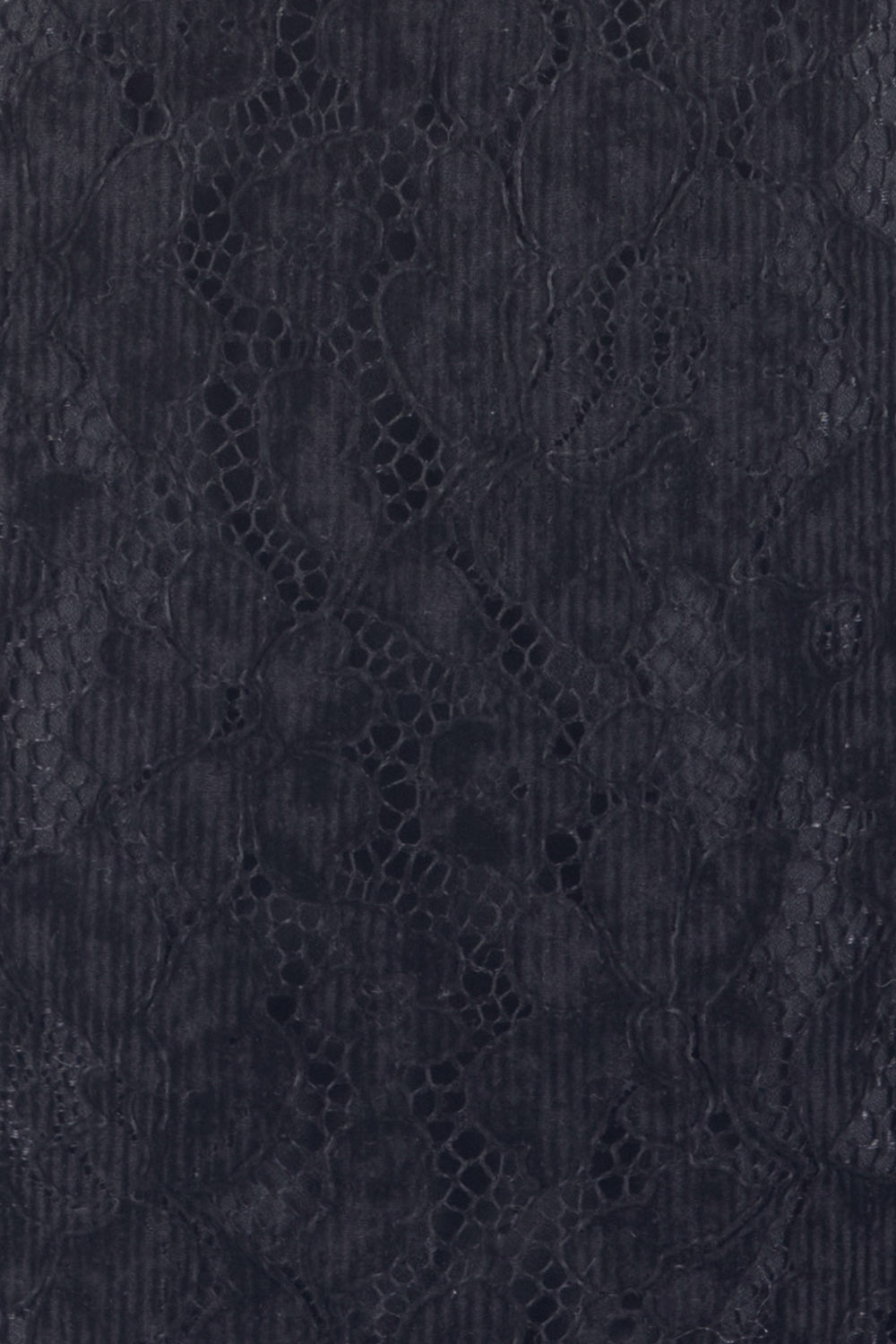 Đầm ren đen cổ V eo đính nút 