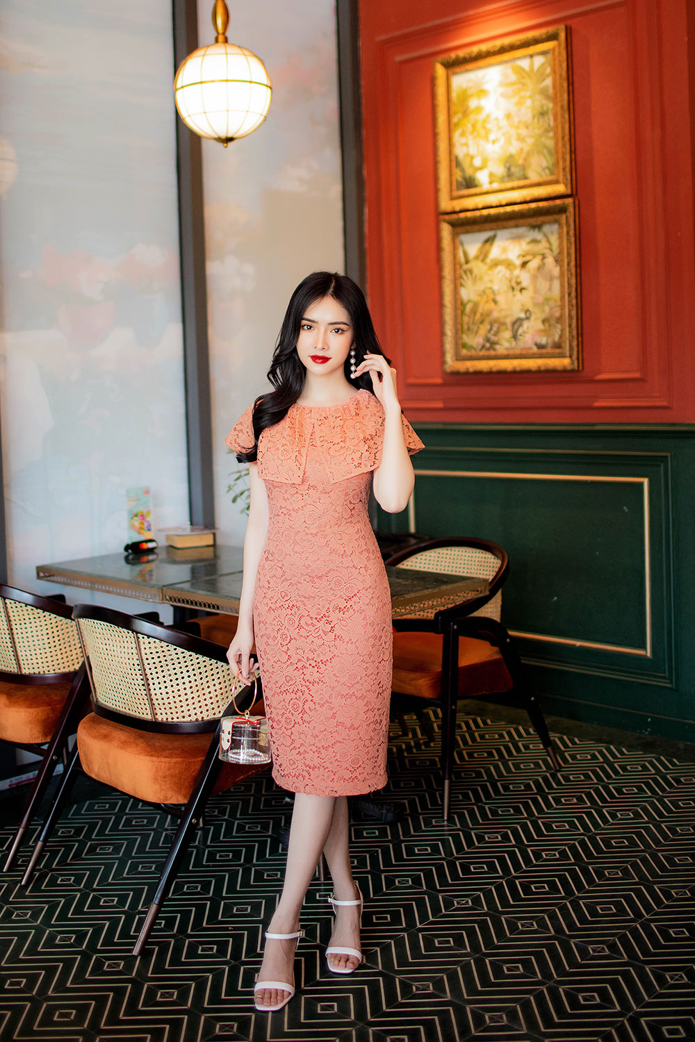 Đầm ren ôm body cổ cách điệu 