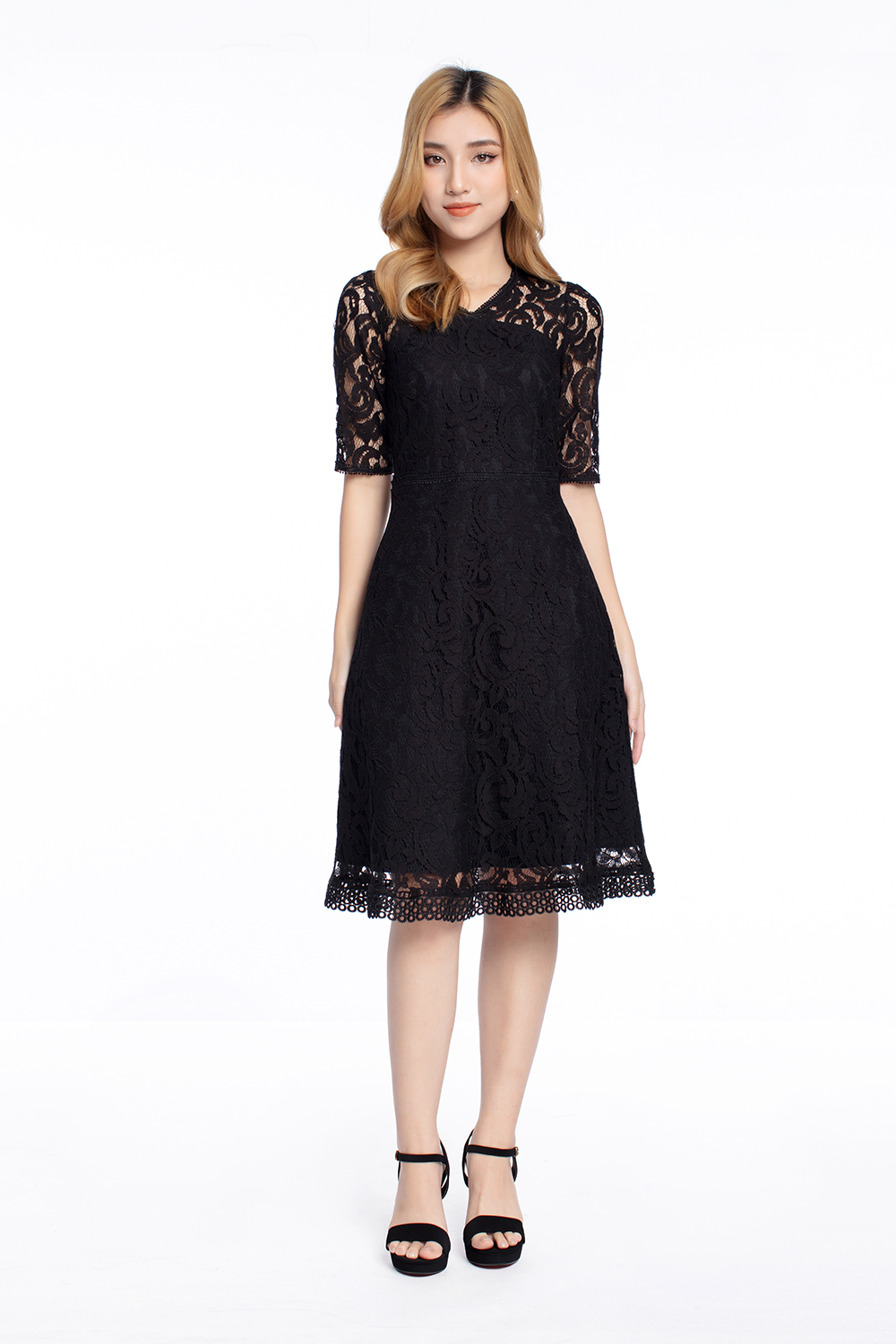 Đầm ren đen dáng xòe tay lỡ 