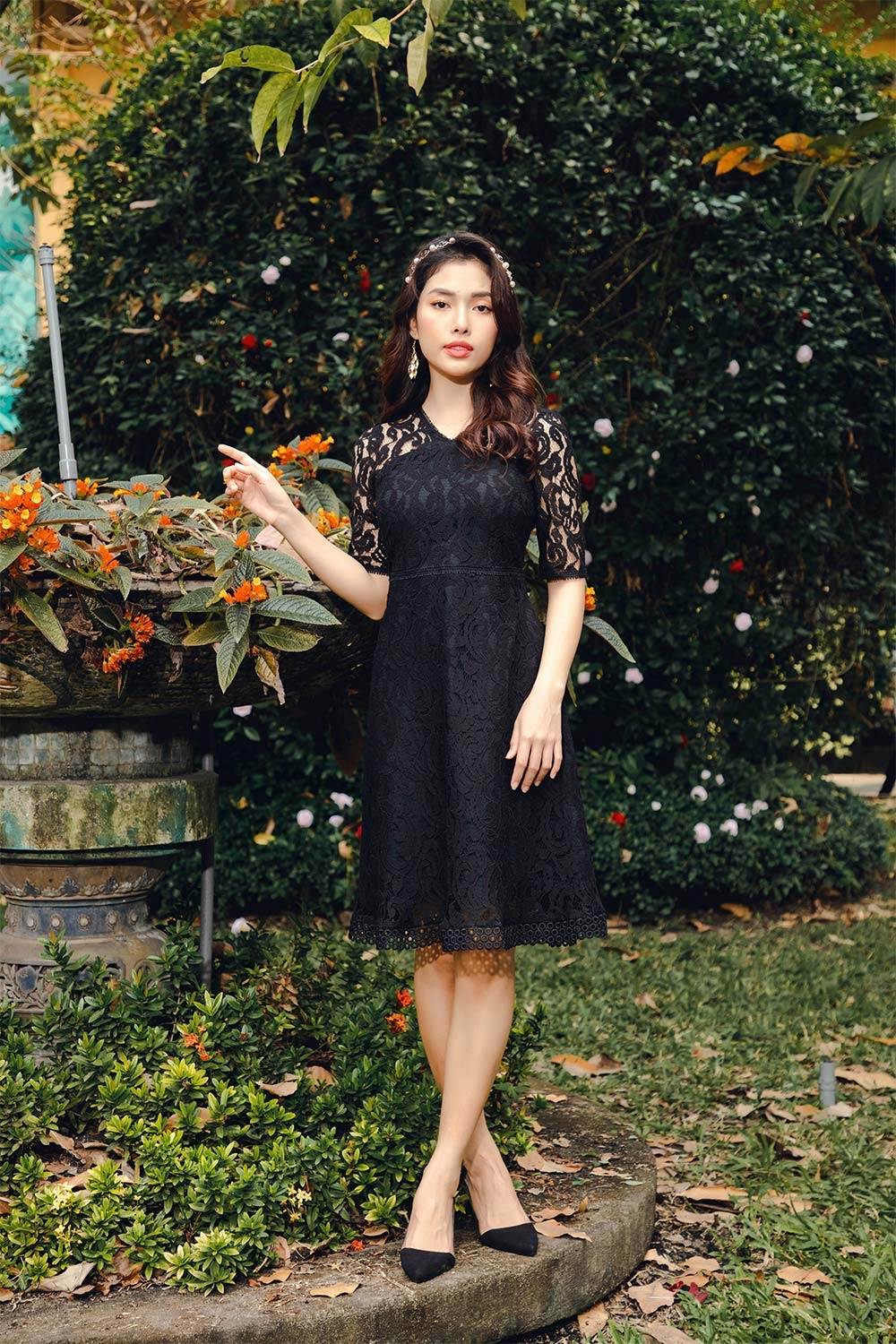 Đầm ren đen dáng xòe tay lỡ 