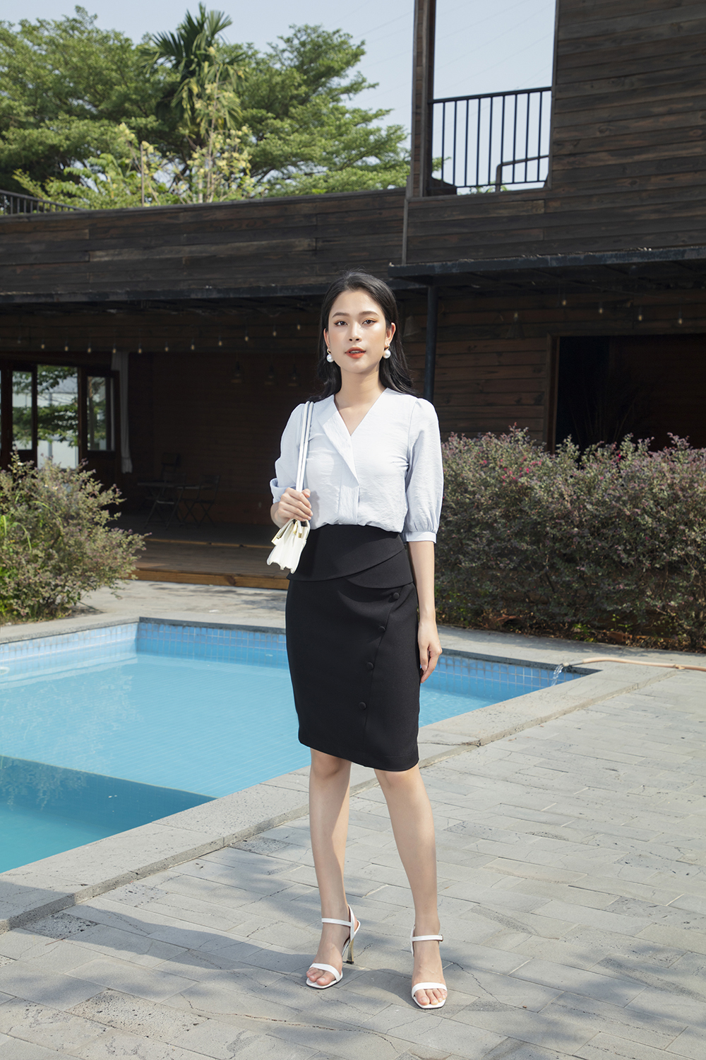 Áo sơ mi kiểu cổ V tay lửng 