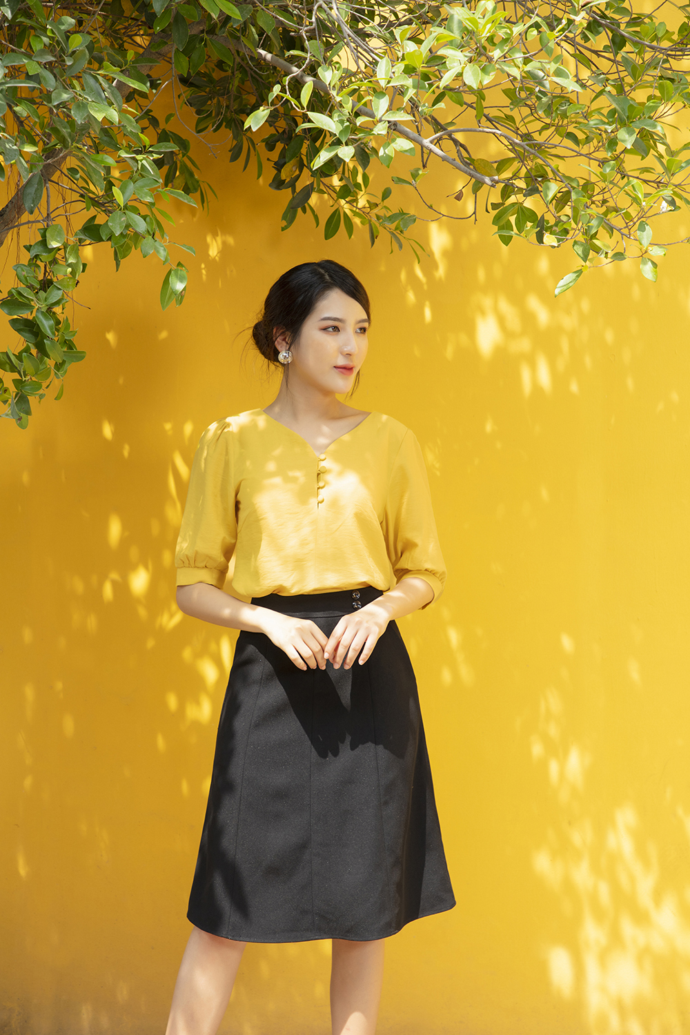 Áo kiểu cổ V tay lửng phối nút 