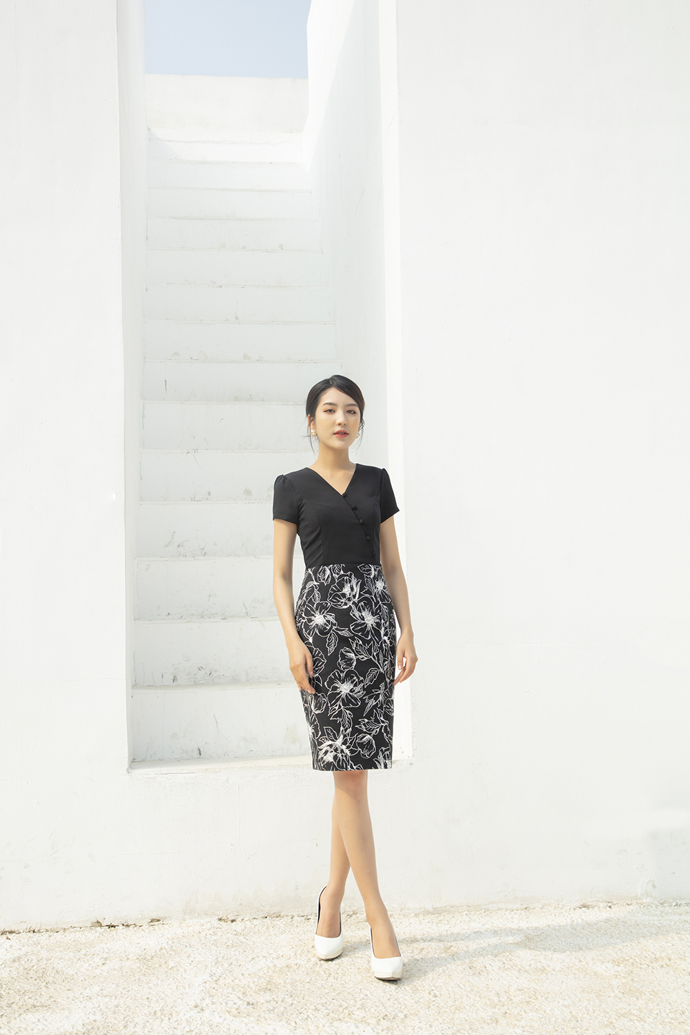 Đầm liền công sở phối họa tiết cổ V 