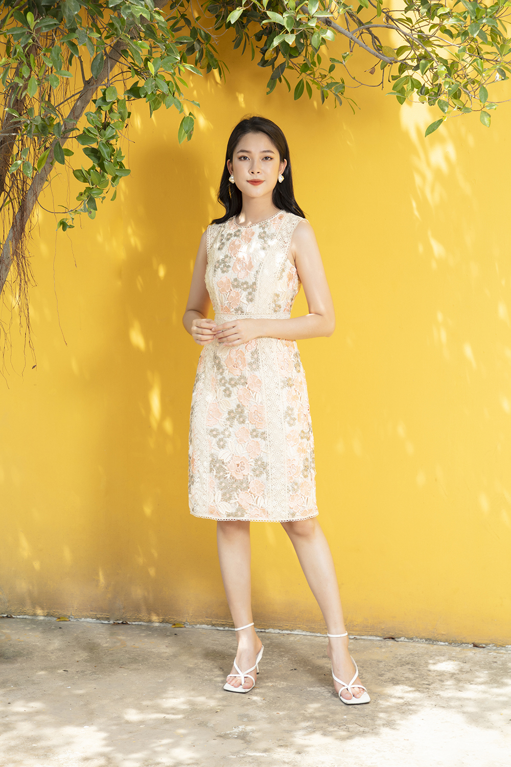 Đầm ren hoa chữ A sát nách 