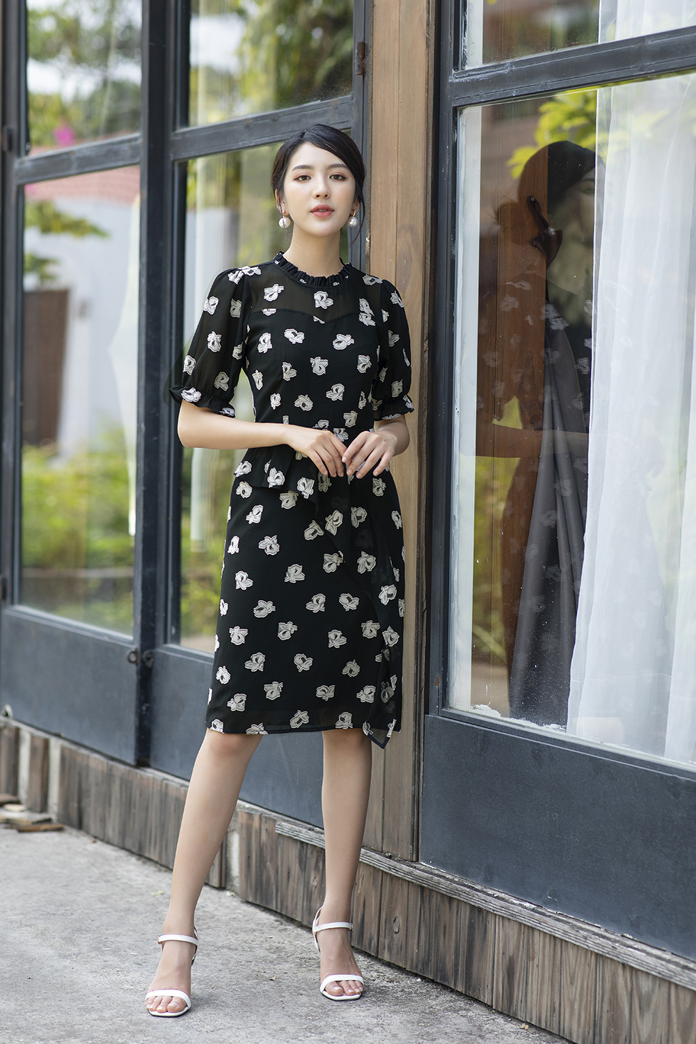 Đầm chữ A họa tiết tay lỡ viền bèo 