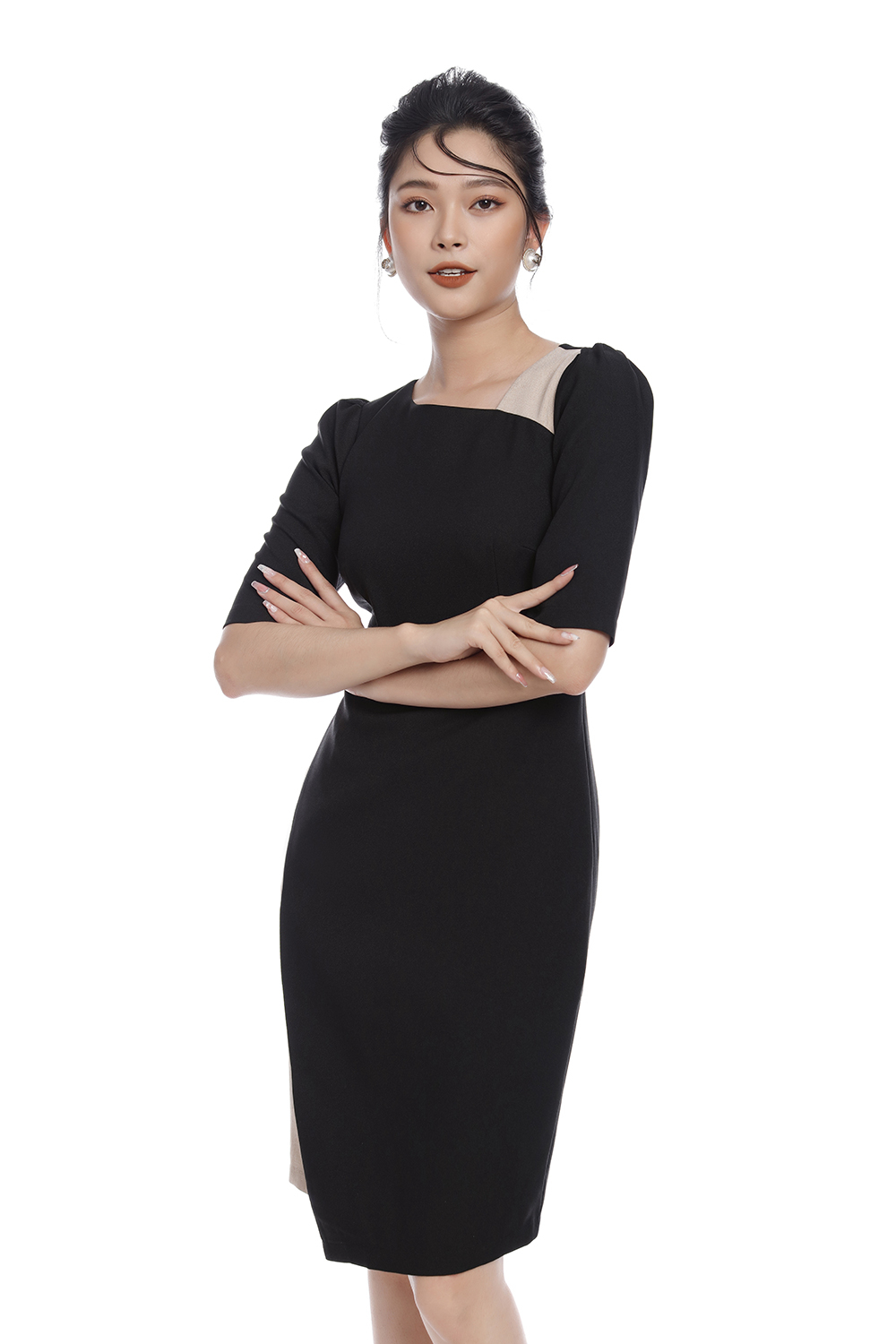 Đầm đen dáng chữ A tùng váy đắp chéo 