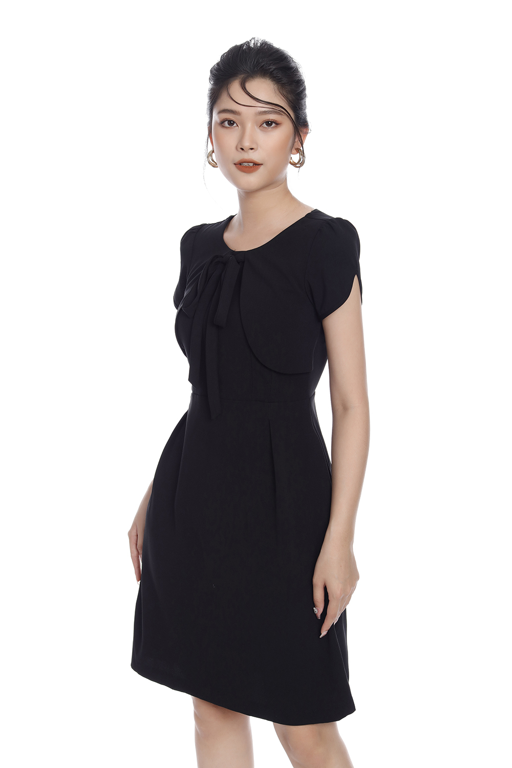 Đầm đen chữ A tay ngắn cổ tròn phối nơ 