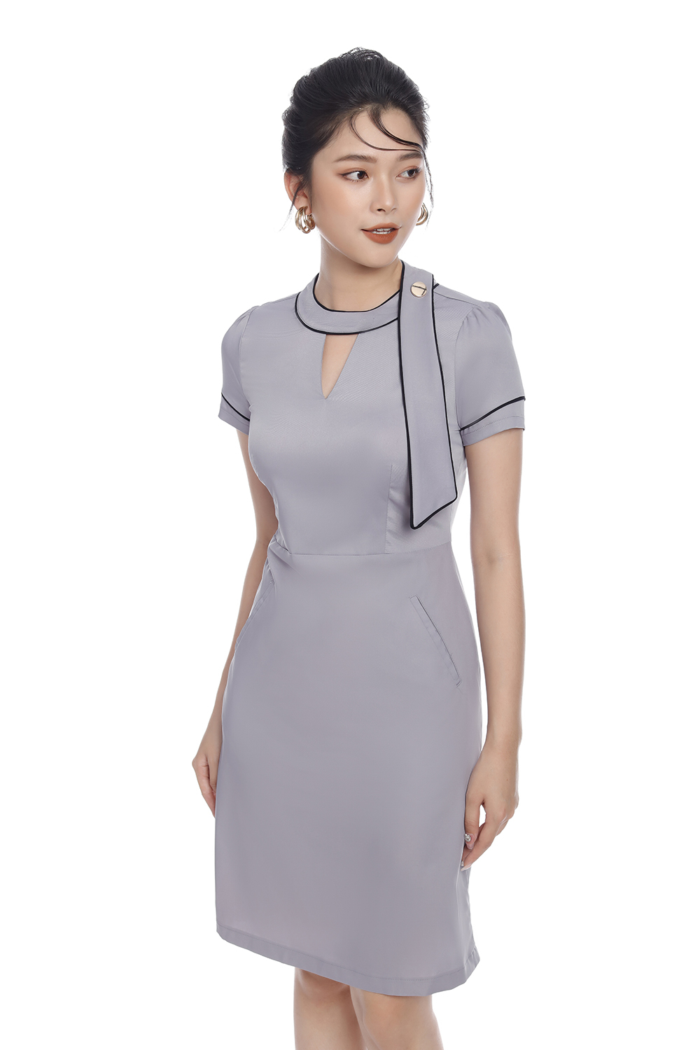 Đầm chữ A đơn sắc cổ cut out cách điệu 