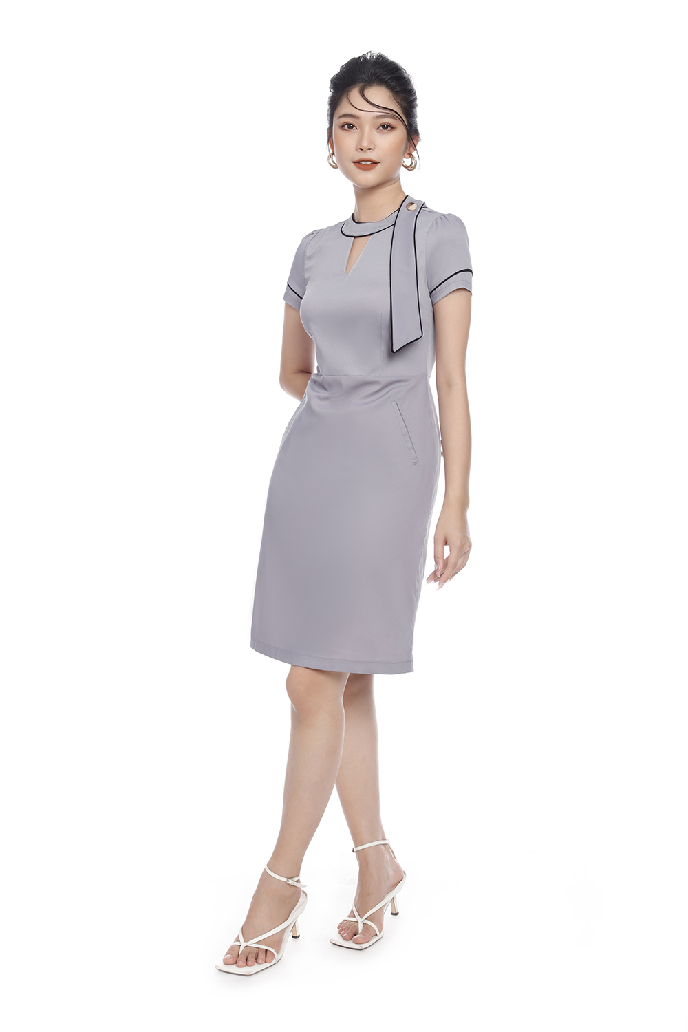 Đầm chữ A đơn sắc cổ cut out cách điệu 