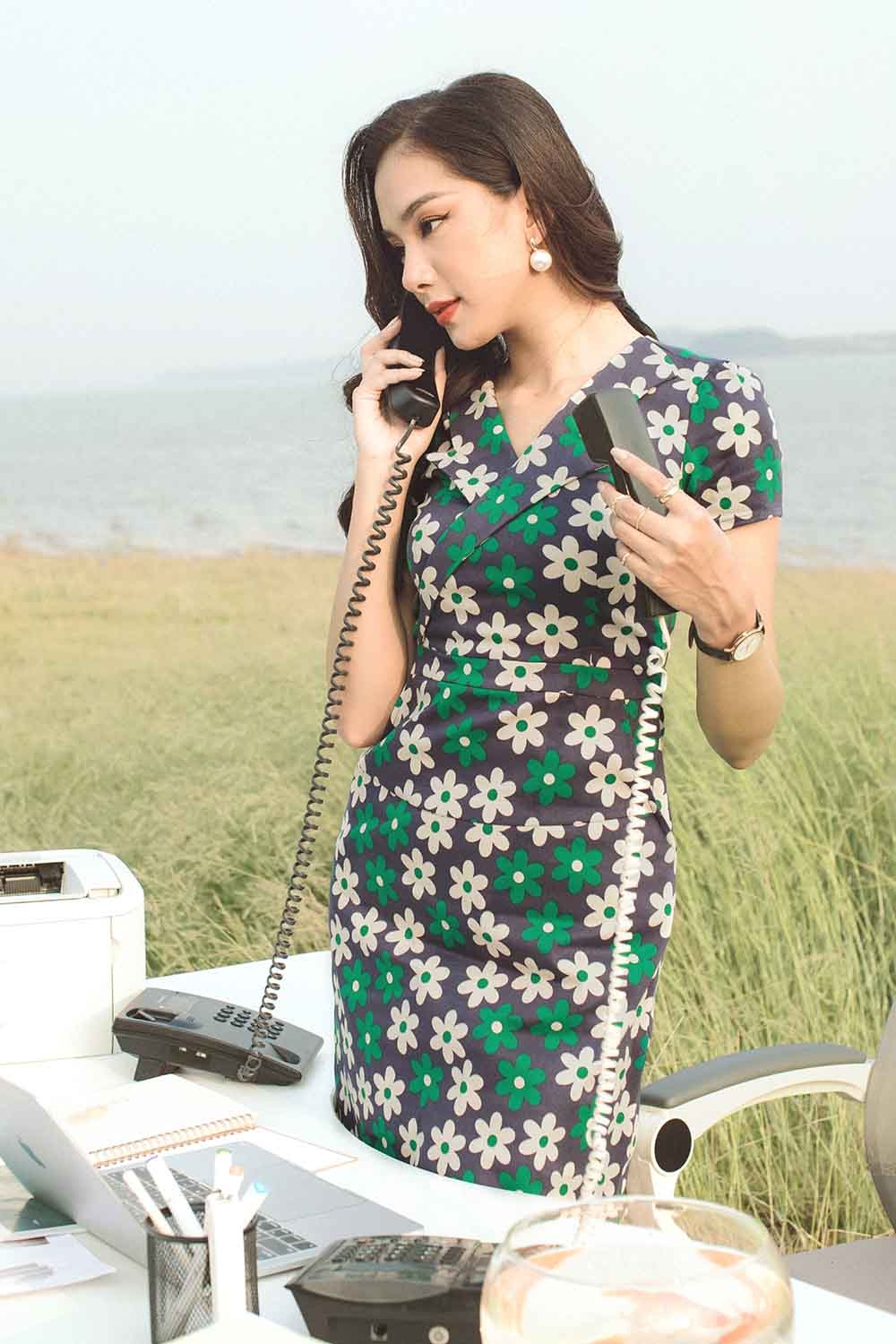 Đầm hoa dáng chữ A cổ V tay ngắn 