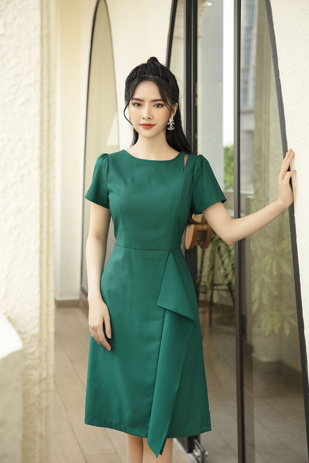 Đầm chữ A viền bèo cut-out vai 