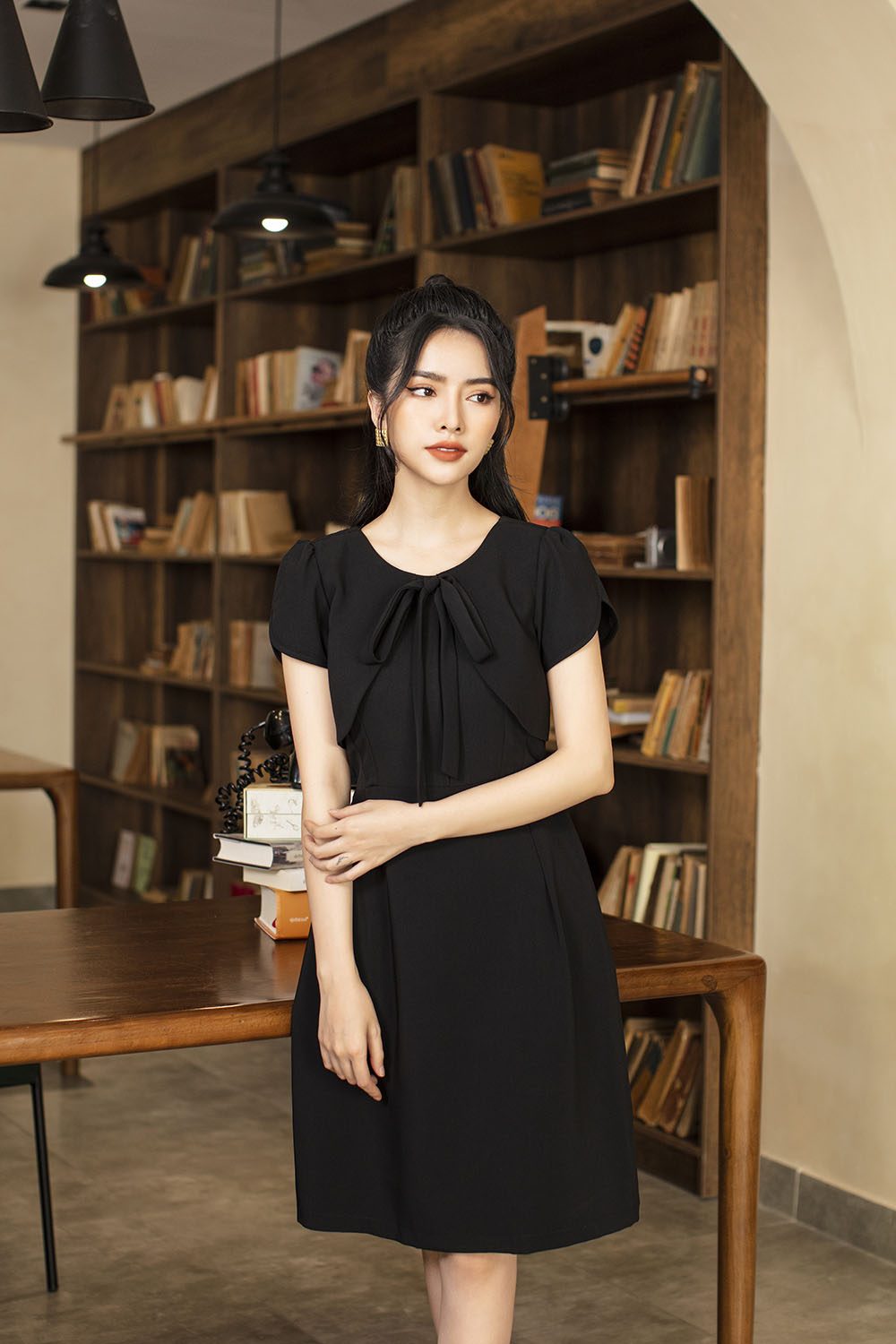 Đầm đen chữ A tay ngắn cổ tròn phối nơ 